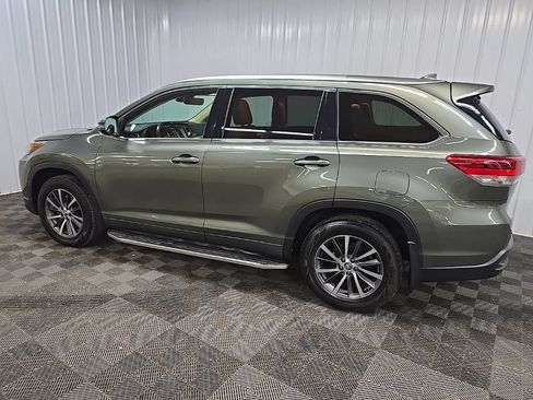 Used 2017 Toyota Highlander XLE AWD/4WD image 4