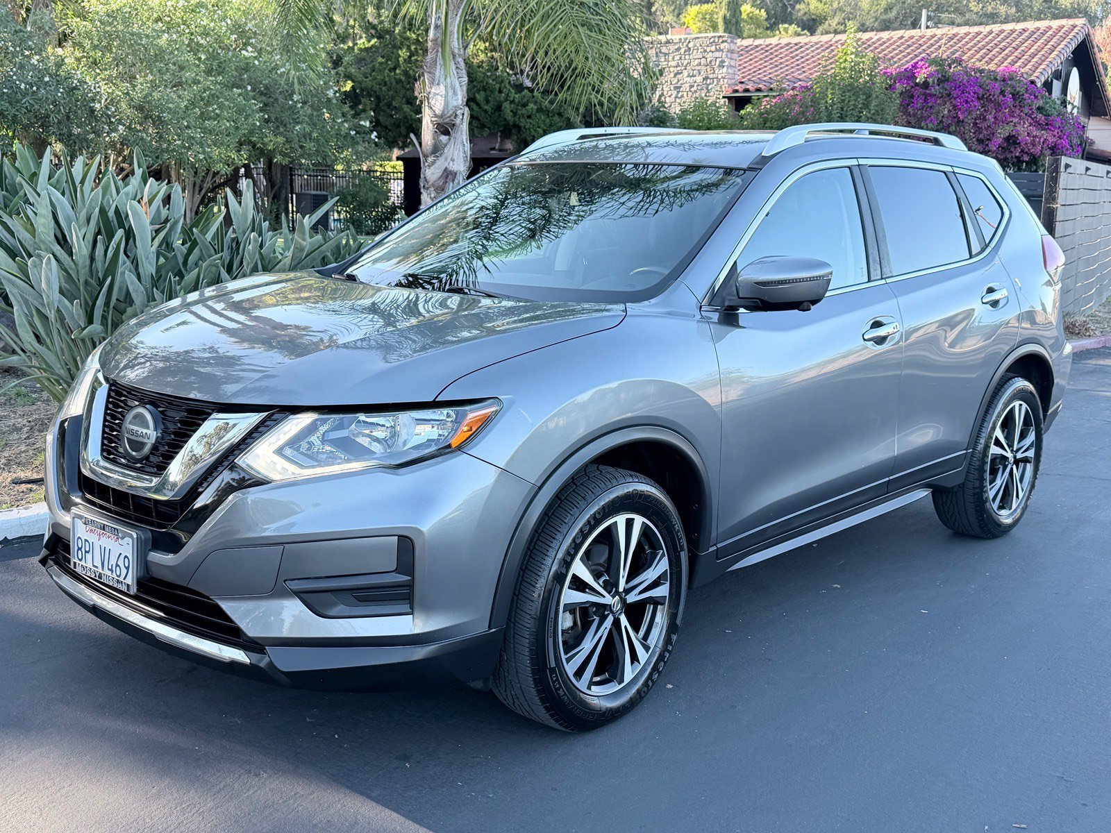 Used 2020 Nissan Rogue SV w/ Premium Package AWD/4WD image 1