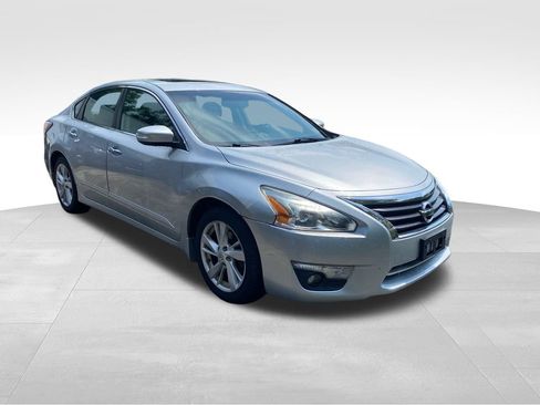 Used 2015 Nissan Altima 2.5 SV w/ Convenience Package FWD image 2