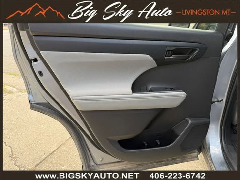 Used 2023 Toyota Highlander LE AWD/4WD image 16