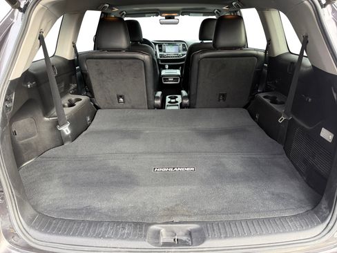 Used 2019 Toyota Highlander SE image 17