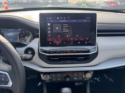 Used 2025 Jeep Compass Limited image 21