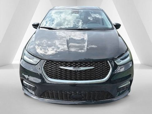 Used 2023 Chrysler Pacifica Touring-L FWD image 2