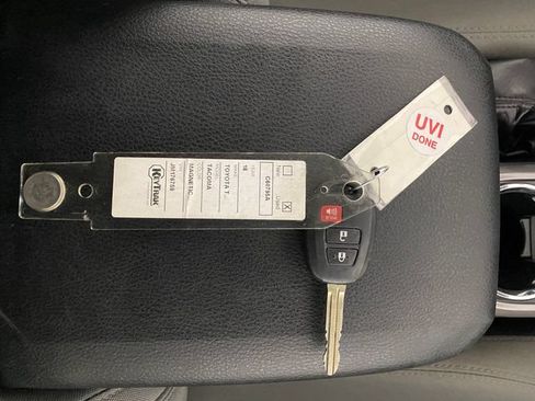 Used 2018 Toyota Tacoma SR5 AWD/4WD image 30