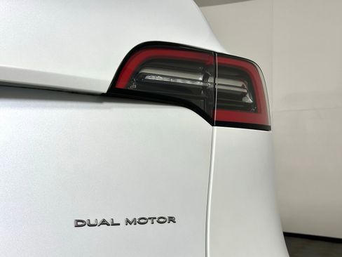 Used 2022 Tesla Model Y Long Range image 12