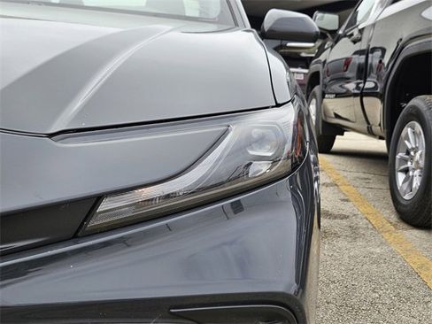 Used 2025 Toyota Camry SE image 2