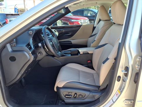 Used 2019 Lexus ES 300h w/ Luxury Package image 13
