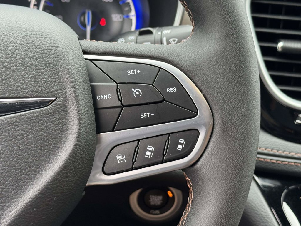 Used 2025 Chrysler Pacifica Pinnacle FWD image 29