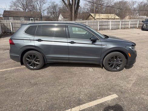 Used 2023 Volkswagen Tiguan SE w/ Panoramic Sunroof Package FWD image 4