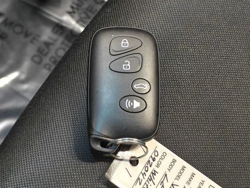 Used 2022 Toyota Venza LE image 16