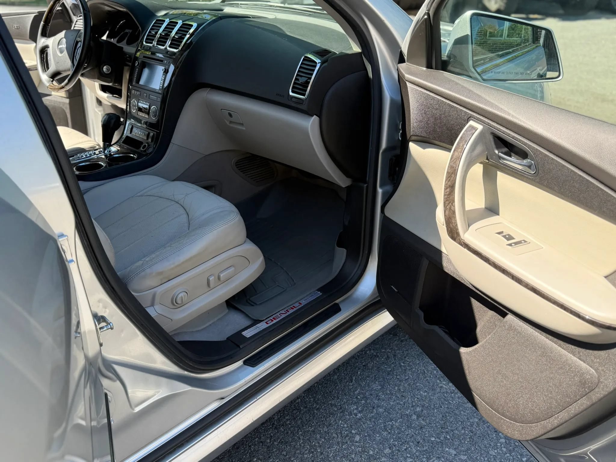 Used 2011 GMC Acadia Denali AWD/4WD image 18