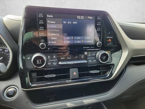 Used 2020 Toyota Highlander XLE AWD/4WD image 18