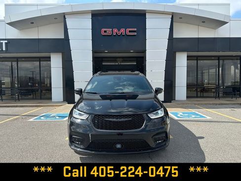 Used 2025 Chrysler Pacifica Limited FWD image 4