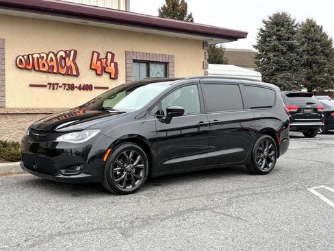 Used 2019 Chrysler Pacifica Touring-L w/ Advanced Safetytec Group image 4