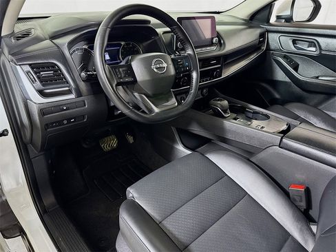 Used 2025 Nissan Rogue SV w/ SV Premium Package image 7