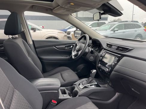 Used 2019 Nissan Rogue SV w/ Sun & Sound Touring Package image 2