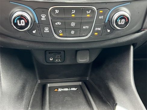 Used 2023 Chevrolet Traverse RS image 28