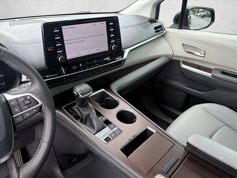 Used 2021 Toyota Sienna XLE FWD image 16