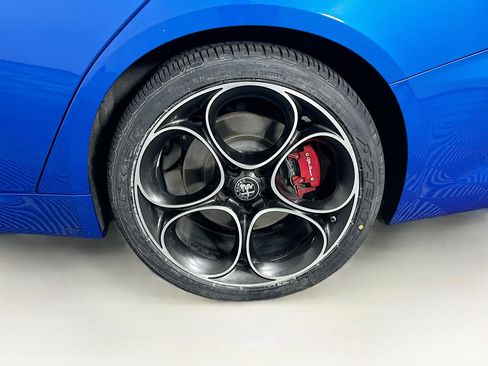 Used 2024 Alfa Romeo Giulia Veloce RWD image 11
