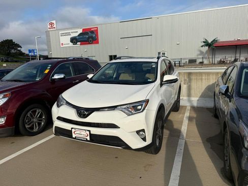 Used 2018 Toyota RAV4 XLE FWD image 2