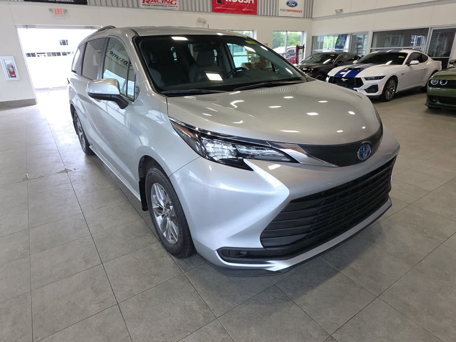 Used 2024 Toyota Sienna AWD image 3