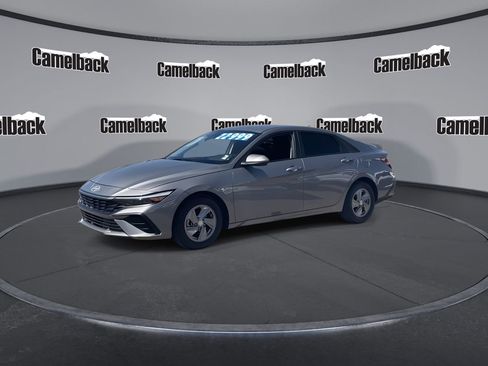 Certified 2024 Hyundai Elantra SE FWD image 3
