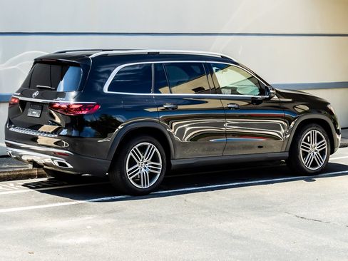 Used 2024 Mercedes-Benz GLS 450 4MATIC image 8
