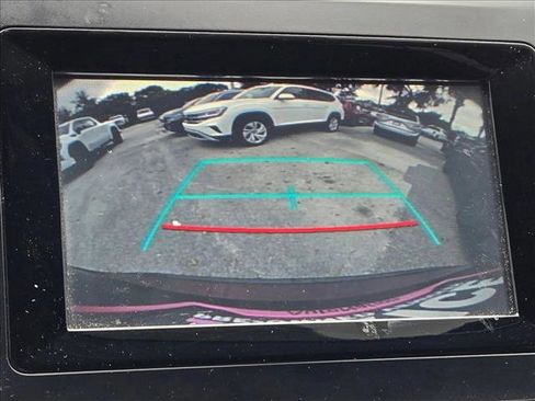 Used 2017 Toyota Highlander LE image 12