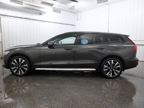 Used 2020 Volvo V60 T5 Cross Country image 22