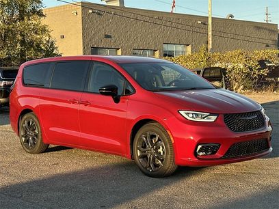 New 2026 Chrysler Pacifica Select