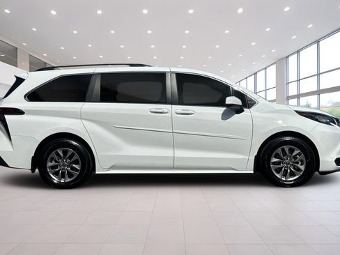 Used 2023 Toyota Sienna LE FWD image 3
