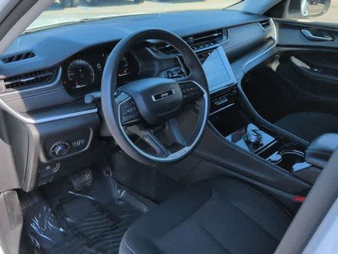Used 2023 Jeep Grand Cherokee Laredo AWD/4WD image 10