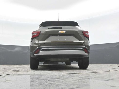 Used 2024 Chevrolet Trax LT w/ Sunroof Package FWD image 32
