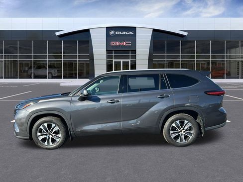 Used 2022 Toyota Highlander XLE AWD/4WD image 2