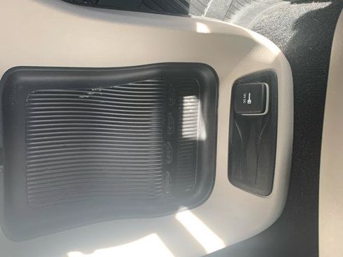 Used 2017 Chrysler Pacifica LX FWD image 17