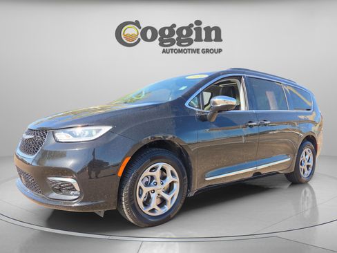Used 2023 Chrysler Pacifica Limited w/ Uconnect Theater Family Group image 1