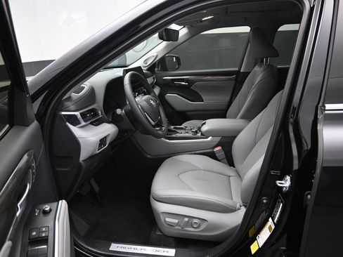 Certified 2026 Toyota Highlander Limited AWD/4WD image 9
