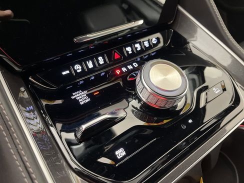 Used 2023 Jeep Wagoneer 4WD w/ Convenience Group I image 32