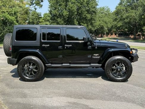 Used 2017 Jeep Wrangler Unlimited Sahara AWD/4WD image 7