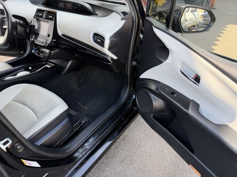 Used 2016 Toyota Prius Four Touring FWD image 13