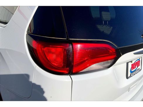 Used 2020 Chrysler Pacifica Touring-L image 26