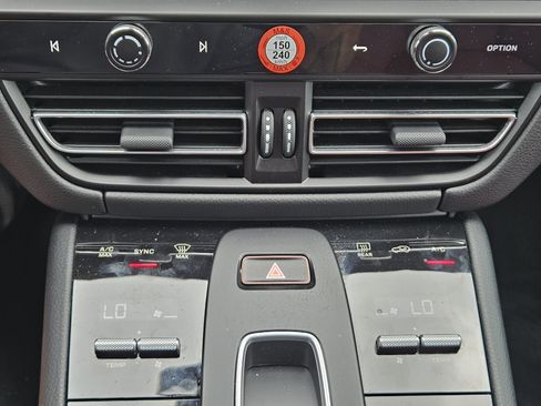 Certified 2026 Porsche Macan AWD/4WD image 19