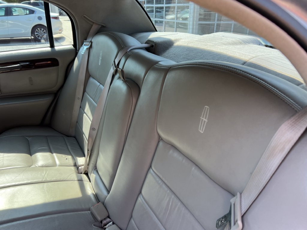 Used 1999 Lincoln Town Car Executive RWD image 15