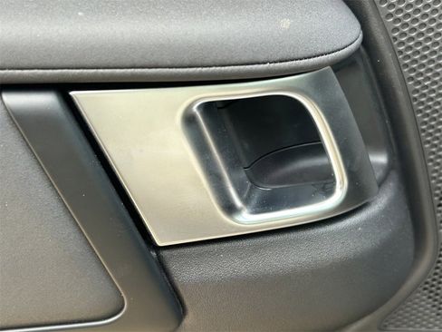 Used 2025 Land Rover Discovery S image 27