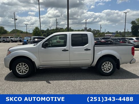 Used 2019 Nissan Frontier SV image 2