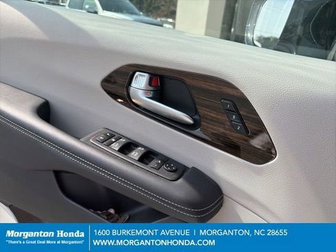 Used 2023 Chrysler Pacifica Limited w/ Uconnect Theater Family Group image 13