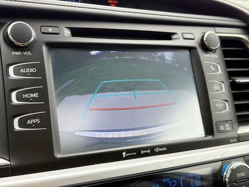 Used 2017 Toyota Highlander XLE AWD/4WD image 25