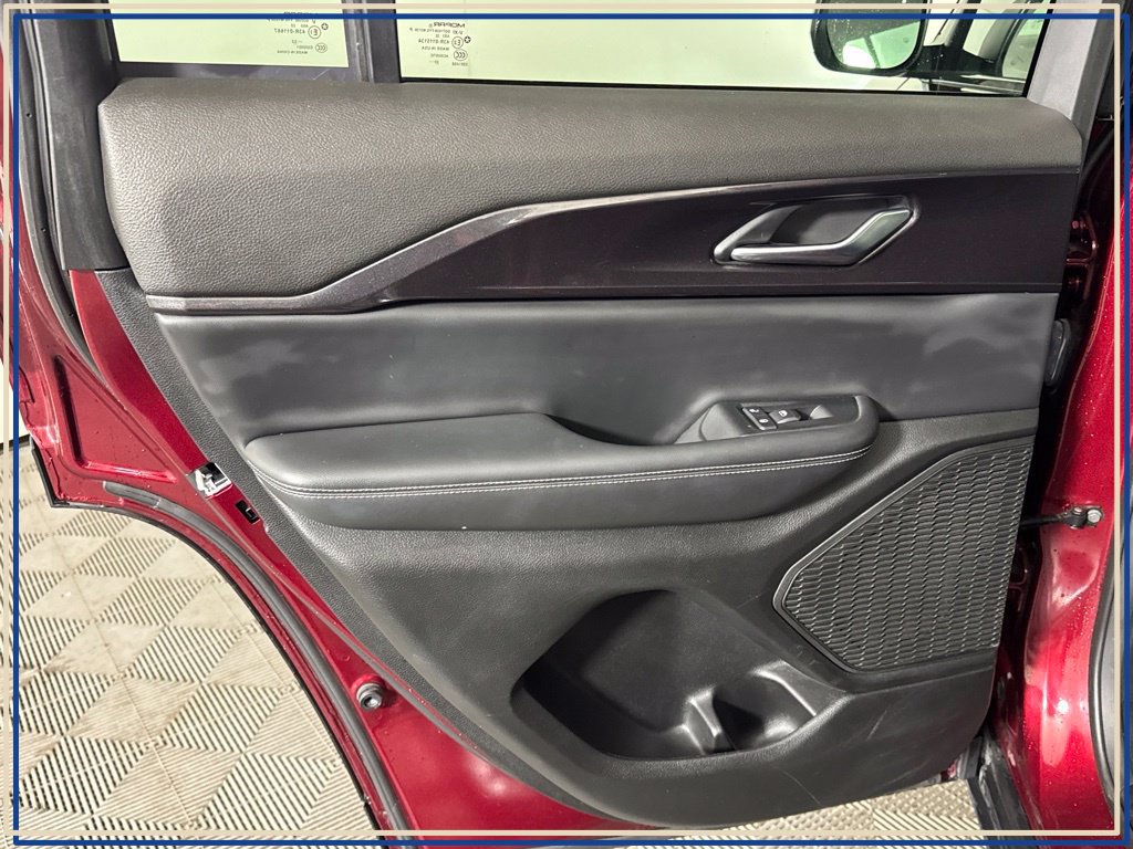 Used 2023 Jeep Grand Cherokee Laredo AWD/4WD image 37