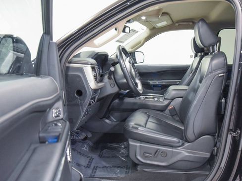 Used 2023 Ford Expedition XLT image 12