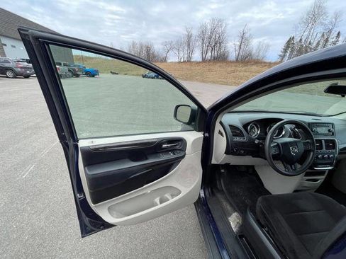 Used 2013 Dodge Grand Caravan American Value Package FWD image 21